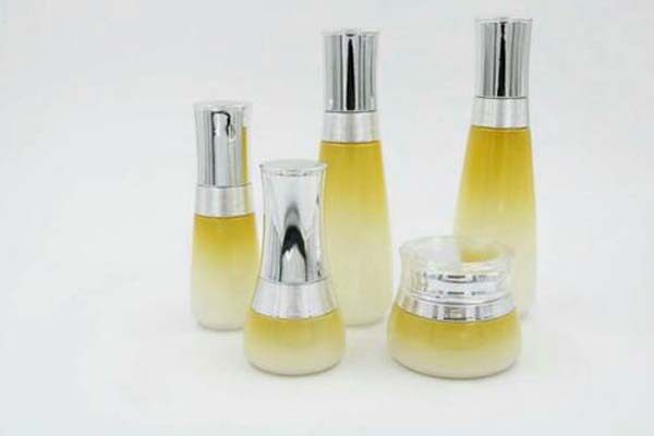 玻璃瓶厂家提升精油瓶品质的方法